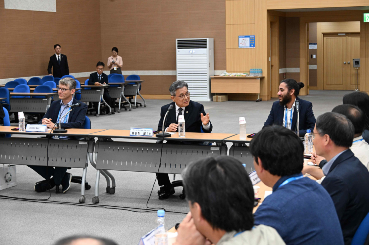 국제자연보전연맹(IUCN) 실사단과 면담하는 허민 국가유산청장