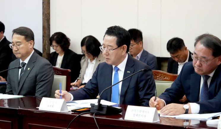 김영록 전라남도지사가 1일 오후 김민석 국무총리(위원장)를 비롯한 관계 장관, 지자체, 위촉위원들이 참석한 가운데 정부서울청사에서 열린 ‘제1차 국가기간 전력망 확충 위원회’에서 모두발언을 경청하고 있다. 전남도 제공