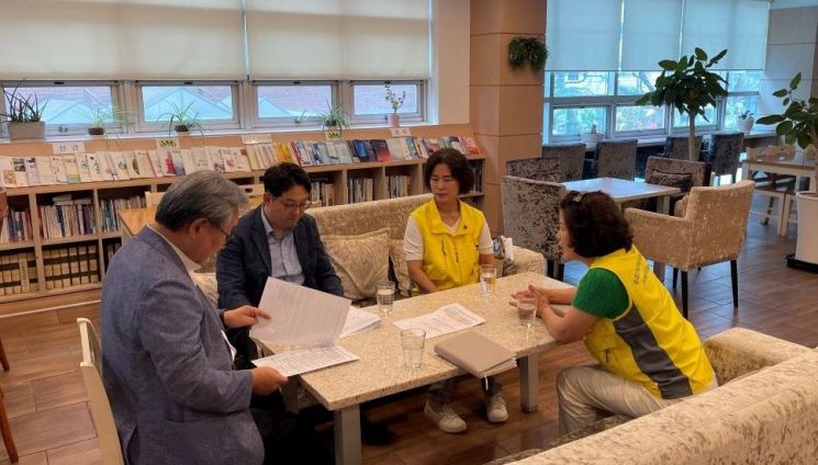 세종시 조치원읍 지역사회보장협의체 행복발굴단이 지난 6월 복지사각지대 발굴을 위해 공동주택·종교단체 등 27곳을 다니며 순회간담회를 진행하고 있다. /사진= 세종시 조치원읍사무소 제공