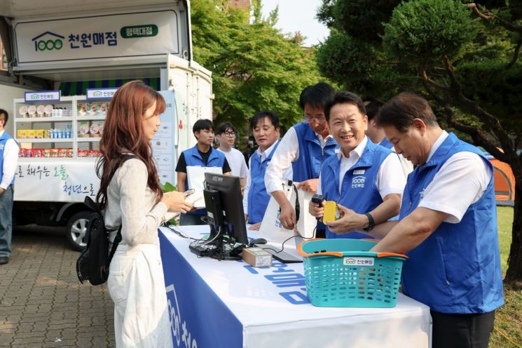 고영인 경기도 경제부지사(오른쪽 두번째)가 1일 평택대학교 '대학생 천원매점 팝업행사'에 참석해 1일 점원으로 제품을 판매하고 있다. 경기도 제공