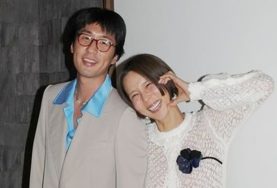 방송인 김나영(오른쪽)과 그의 연인인 가수 겸 화가 마이큐. 마이큐 인스타그램