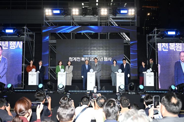 20 Years After Removing the Old Overpass, Cheonggyecheon Becomes a World-Renowned Landmark Visited by 50,000 People Daily