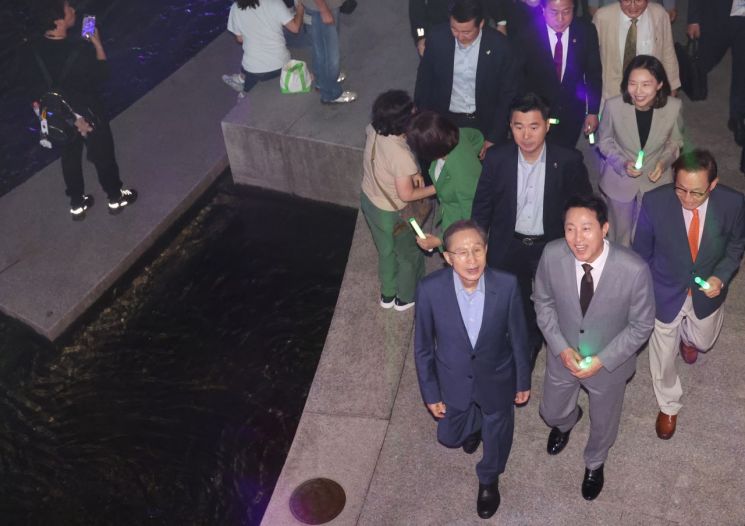 20 Years After Removing the Old Overpass, Cheonggyecheon Becomes a World-Renowned Landmark Visited by 50,000 People Daily