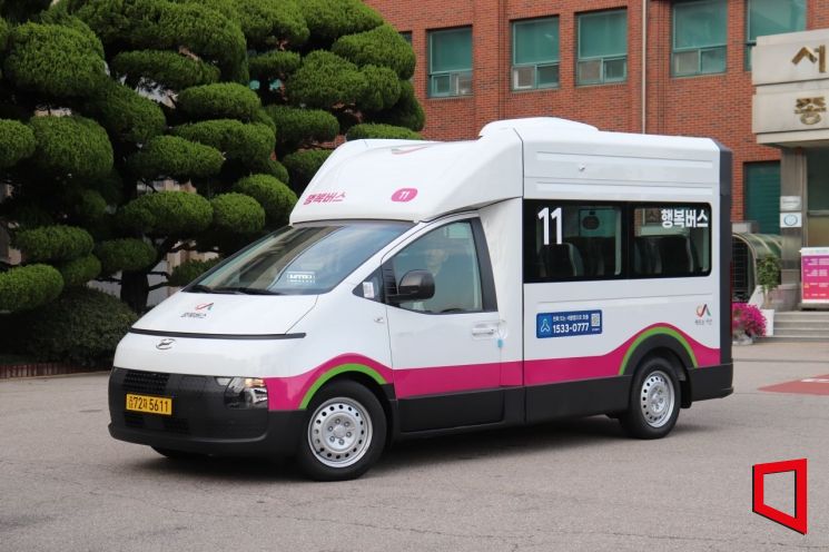 충남 서산시는 전국 최초로 DRT 전용 친환경 전기 승합차 'CV1 셔틀'을 도입했다. 현대차