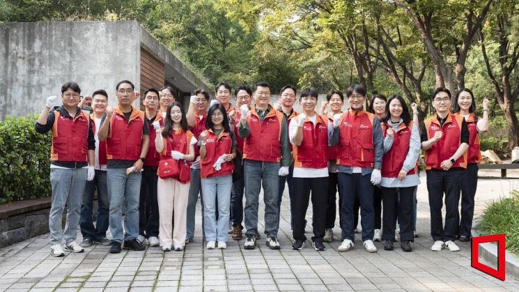 CEO Lee Hojung of SK Networks Participates in Environmental Cleanup Volunteer Activity at Namsan Park