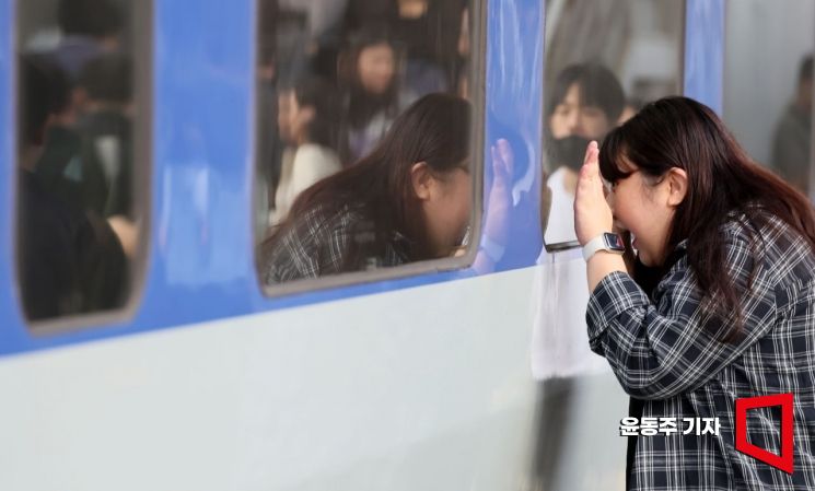 [Photo] "A Heartfelt Farewell for Not Being Together"