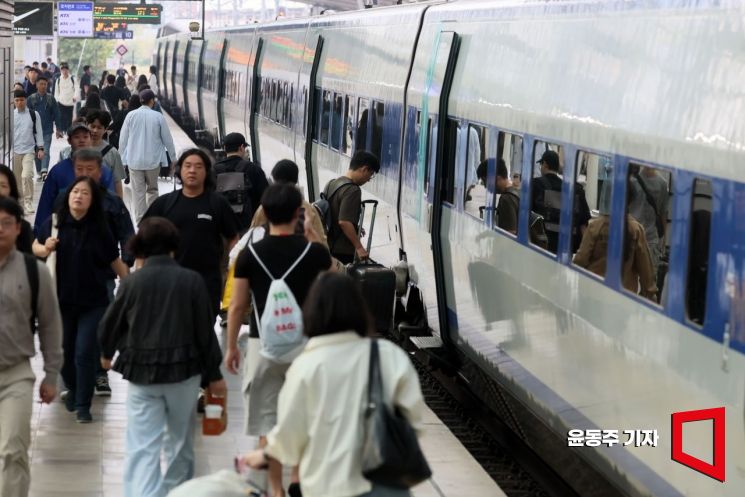 서울역이 귀성객들과 여행객들로 붐비고 있다. 아시아경제DB