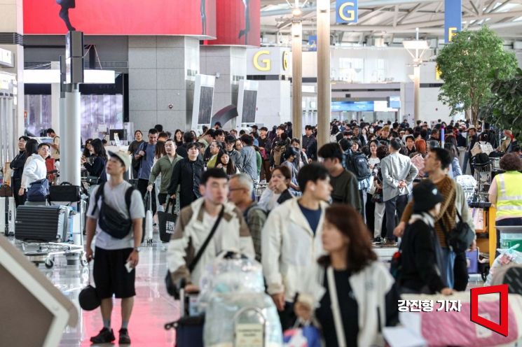 지난 2일 인천국제공항 제1여객터미널을 찾은 여행객들로 붐비고 있다.