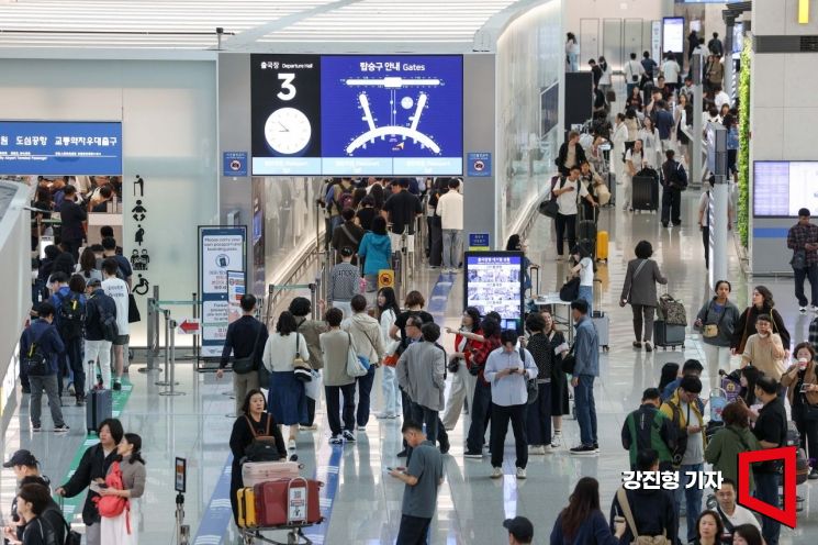 추석 황금연휴를 앞둔 2일 인천국제공항 제1여객터미널을 찾은 여행객들로 붐비고 있다. 2025.10.2 강진형 기자
