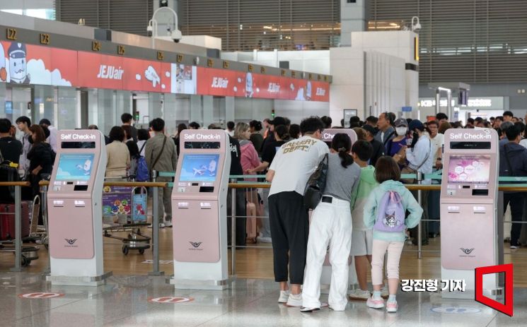 추석 황금연휴를 앞둔 2일 인천국제공항 제1여객터미널을 찾은 여행객들이 발권하기 위해 줄을 서고 있다. 2025.10.2 강진형 기자