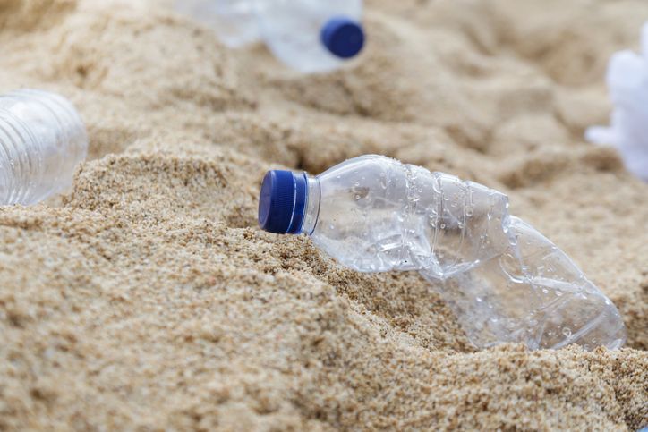 모래사장의 플라스틱 쓰레기. 게티이미지뱅크