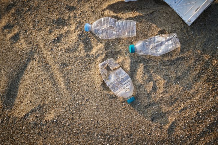 모래사장의 플라스틱 쓰레기. 게티이미지뱅크