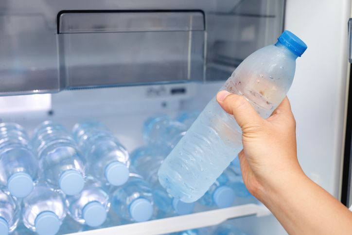 냉장고에 있는 차가운 생수. 게티이미지뱅크