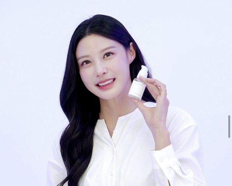 조국 조국혁신당 비상대책위원장의 딸 조민씨가 화장품 브랜드 ‘세로랩스’ 제품을 홍보하고 있다. 조민 인스타그램