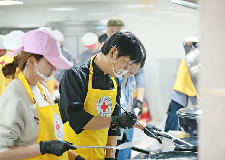 이연복 셰프가 취약계층에 전달할 곤드레 부침개를 조리하고 있다. 대한적십자사 서울지사