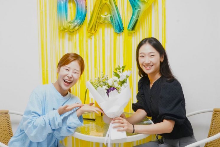 개그우먼 박세미(왼쪽)가 지난달 21 일 새로 고쳐진 집에서 전세사기 피해 청년과 함께 입주를 축하하며 새 출발을 응원했다. 한국해비타트