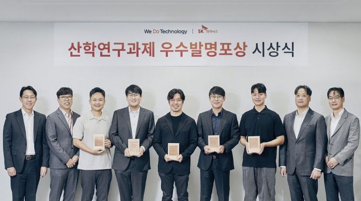 SK Hynix held the 13th Industry-Academia Research Project Excellent Invention Awards Ceremony on the 1st at its headquarters in Icheon, Gyeonggi Province. From the left: SK Hynix Vice President Chae Heesuk (Legal/Patent), Cha Seonyong, Head of the Future Technology Research Institute (CTO), Professor Kim Wonhwa of Pohang University of Science and Technology, Professor Kim Youngjin of Korea University, Professor Lee Taeyoon of Yonsei University, Professor Choi Donggu of Pohang University of Science and Technology, Researcher Jo Hansem of Korea University (accepting on behalf of Professor Kim Seongbeom of Korea University), SK Hynix Vice President Kim Jaebeom (R&D Strategy), and Vice President Kim Yeonsu (Patent). SK Hynix Newsroom Photo by XXX