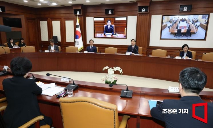 [Photo] Deputy Prime Minister Koo Yooncheol Presides Over Economic Ministers' Meeting
