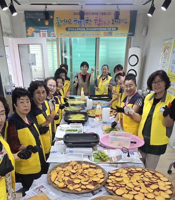 전주시와 전주지역자활센터가 2일 추석 명절을 앞두고 '노인 의료-돌봄 통합지원 시범사업'의 영양더하기 대상 노인들을 위한 명절 음식 나눔 행사를 진행했다. 전주시 제공