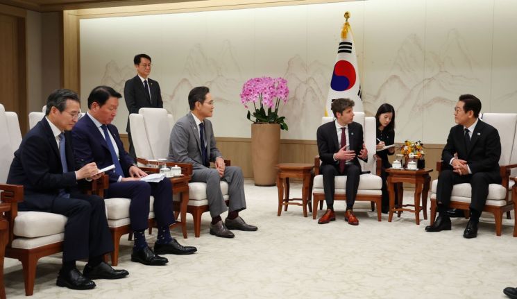 오픈AI 샘 올트먼 대표가 지난 1일 용산 대통령실에서 이재명 대통령 접견 중 발언하고 있다. 이날 접견에는 이재용 삼성전자 회장과 최태원 SK그룹 회장도 참석했다. 연합뉴스