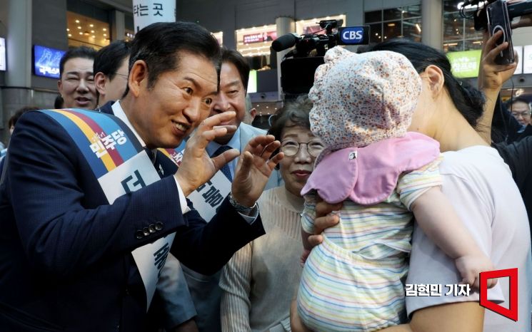 정청래 더불어민주당 대표가 김병기 원내대표를 비롯한 더불어민주당 의원들과 지난 2일 서울 용산역에서 추석 귀성객들에게 인사하고 있다. 김현민 기자