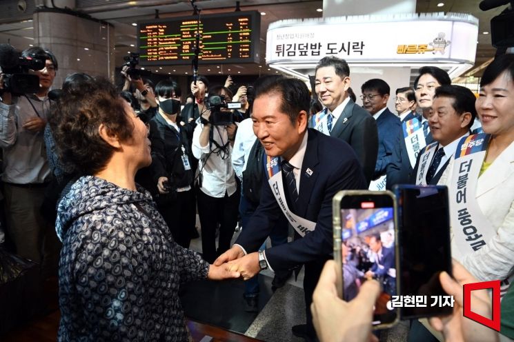 [Photo] Democratic Party Leadership Greets Holiday Travelers