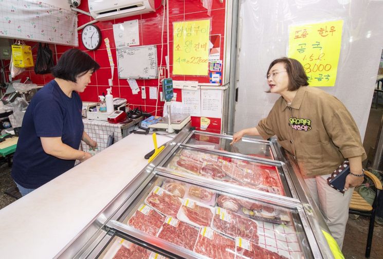 박희영 서울 용산구청장이 추석 명절을 앞두고 전통시장과 골목형상점가를 방문해 온누리상품권으로 장을 보며 상인들과 소통하고 있다. 용산구 제공.