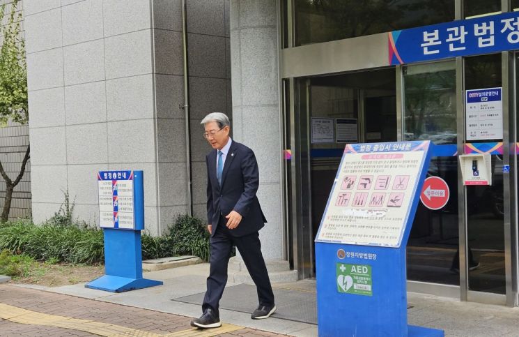 오태완 경남 의령군수가 무고 혐의 관련 항소심 첫 공판을 마치고 창원지방법원 법정동을 나오고 있다. 이세령 기자