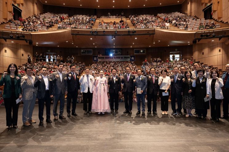 김동근 시장이 지난 1일 ‘제29회 노인의 날 기념식’에서 참석자들과 기념사진을 찍고 있다. 의정부시 제공