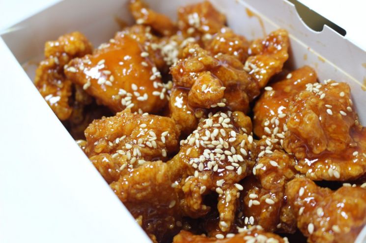 교촌·BBQ 메뉴판에 ‘그램(g)’ 표기…정부 ‘치킨 중량 표시’ 의무화