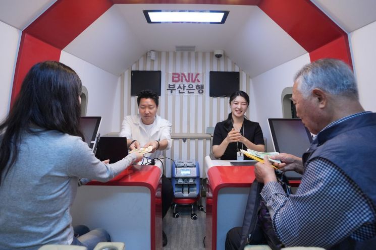 BNK부산은행이 추석연휴를 맞아 운영 중인 부산역 이동점포.