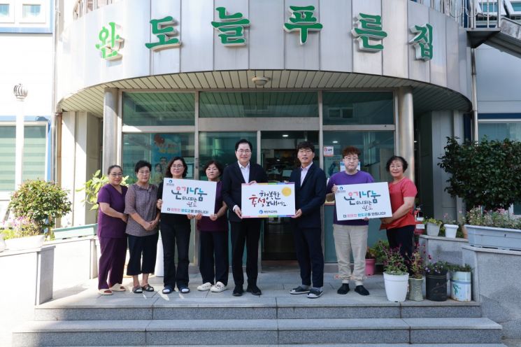 완도군은 추석 명절을 맞아 관내 사회복지시설과 저소득 가정을 방문해 위문품과 위문금을 전달했다. 완도군 제공