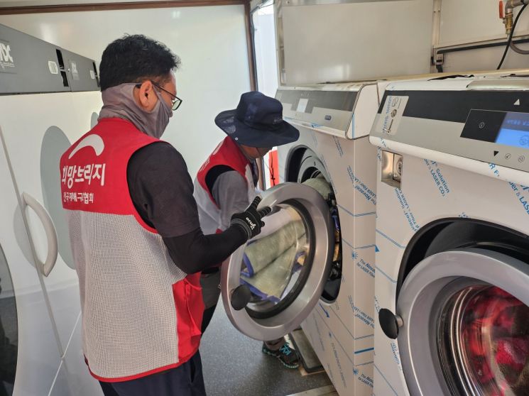 희망브리지 자원봉사자들이 노인의 날을 맞아 경남 햠양군 서하면의 1인 가구 세탁지원을 하고 있다.희망브리지