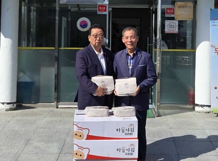 왼쪽부터 함양군노인회 이영일 회장과  함양군자원봉사센터 정구상 센터장이 마음샤워꾸러미를 전달받고 사진촬영을 하고있다. 희망브리지