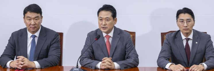 장동혁 국민의힘 대표(가운데) 연합뉴스
