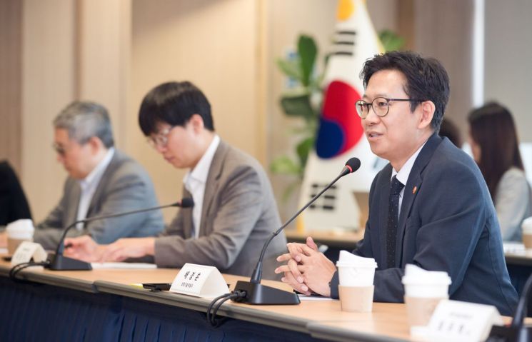 배경훈 부총리 겸 과학기술정보통신부 장관이 2일 오전 서울 종로구 광화문교보빌딩 국가과학기술자문회의 대회의실에서 네이버, 카카오, 쿠팡, 우아한형제들 등 플랫폼사 CEO CISO들과 정보보호 강화 방안을 논의하고 있다. 사진=과학기술정보통신부