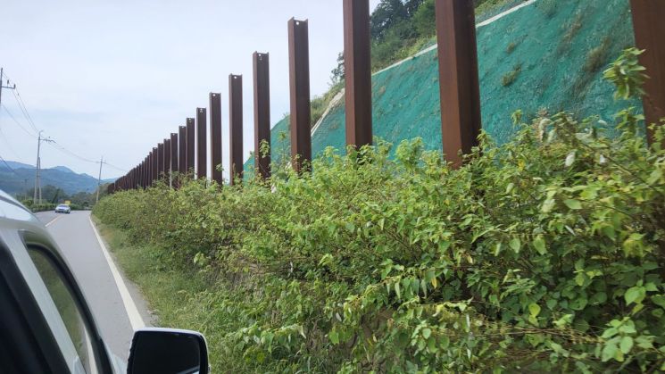 '함평~해보 도로시설개량공사' 구간에 설치된 낙하물 방지 시설물 중 하나인 철제 H빔이 공사 중단으로 철거되지 못한 채 방치돼 있다. 심진석 기자