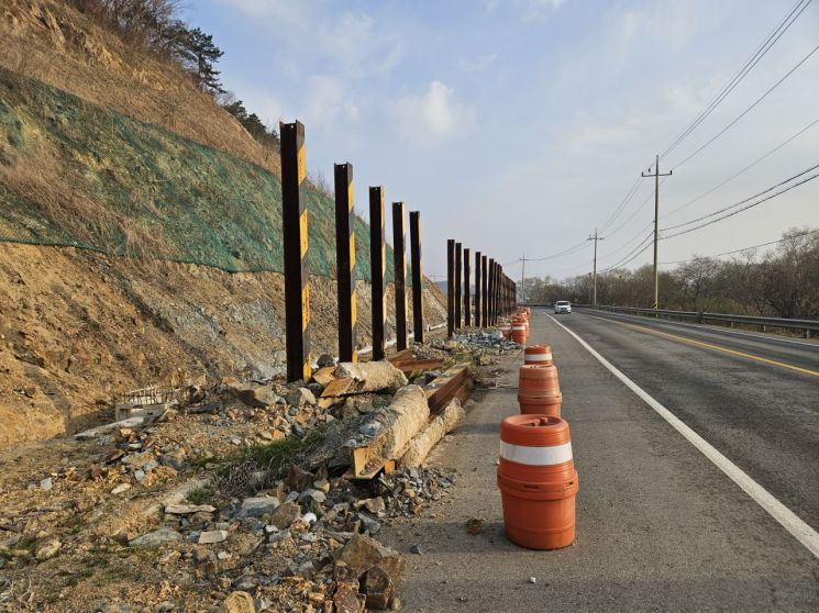 '함평~해보 도로시설개량공사' 가 진행된 한 구간에 제대로 정리가 되지 않은 자갈과 돌들이 뒤엉켜 있다. 독자제공