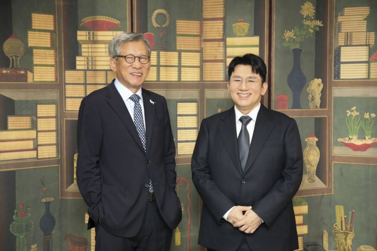하이브는 국립박물관문화재단, 국립중앙박물관과 K문화상품의 브랜드 가치 제고와 글로벌 시장 진출 확대를 위한 양해각서를 체결했다고 2일 밝혔다. 유홍준 국립중앙박물관장(왼쪽)과 방시혁 하이브 의장이 기념촬영을 하고 있다. 하이브 제공