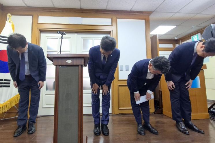 전대욱 한국수력원자력 사장 직무대행(왼쪽 두번째)이 9월 22일 경북 경주상공회의소에서 월성원자력본부가 게시한 현수막 문구와 관련해 국민과 경주시민에게 사과하고 있다. 연합뉴스