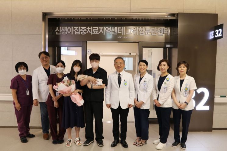퇴원에 앞서 기념촬영한 유경희 씨 가족과 의료진. 순천향대 천안병원