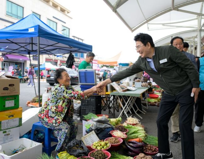 노관규 순천시장이 2일 아랫장을 방문해 상인들을 격려하는 시간을 가졌다. 순천시 제공