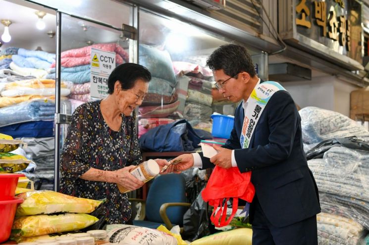 유정근 시장 권한대행이 전통시장에서 제수용품을 구입하고 있다. 영주시 제공