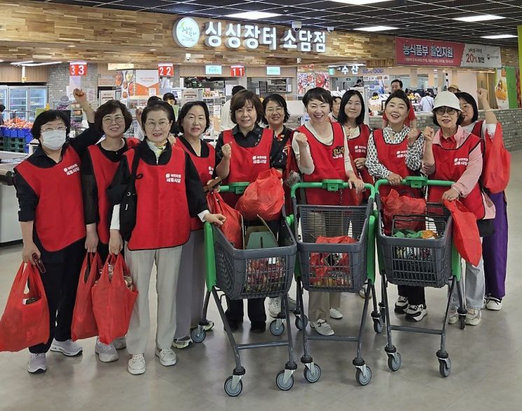 국민의힘 세종시당 홍나영(두번째 카트) 여성위원장이 당원들과 함께 소당동 싱싱장터서 민생행보에 나선 가운데, 장보기를 마치고 기념촬영을 하고 있다. /사진= 여성위원회 제공