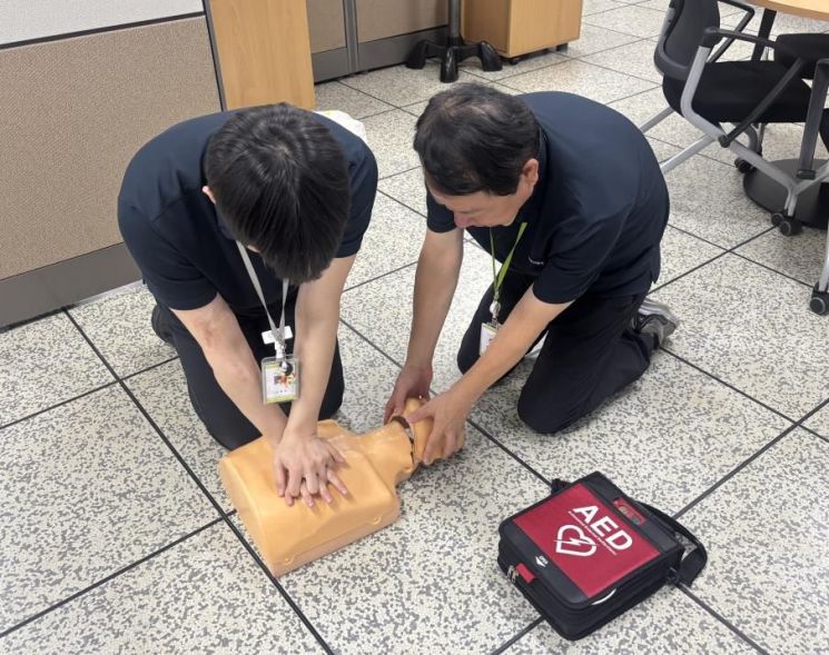 Guri Urban Corporation Saves Another Passenger's Life with Swift CPR