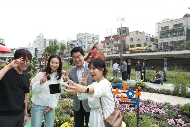 "Make Memories This Chuseok Holiday"... Gwanak District Creates Chrysanthemum Garden at Byeolbitnaerimcheon