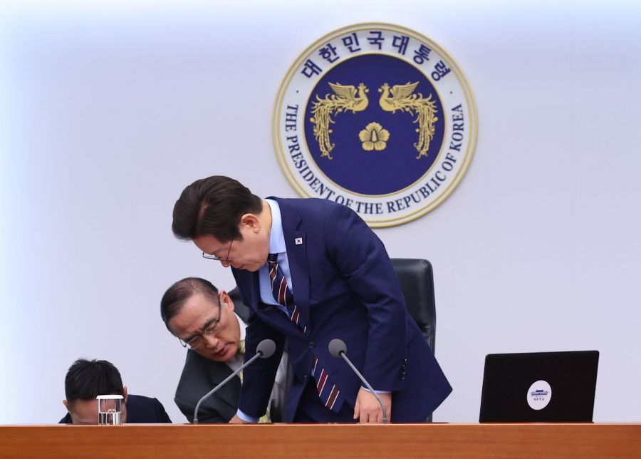 위성락 국가안보실장이 2일 용산 대통령실에서 열린 수석보좌관회의에서 이재명 대통령의 의자 높이 조절이 제대로 되지 않자 이를 직접 도와주고 있다. 2025.10.2 연합뉴스