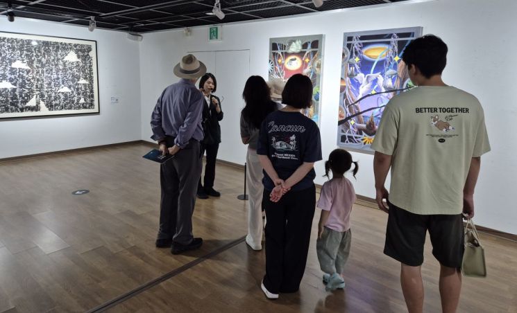 방문객들이 전남국제수묵비엔날레 작품들을 살펴보고 있다. 전남도 제공