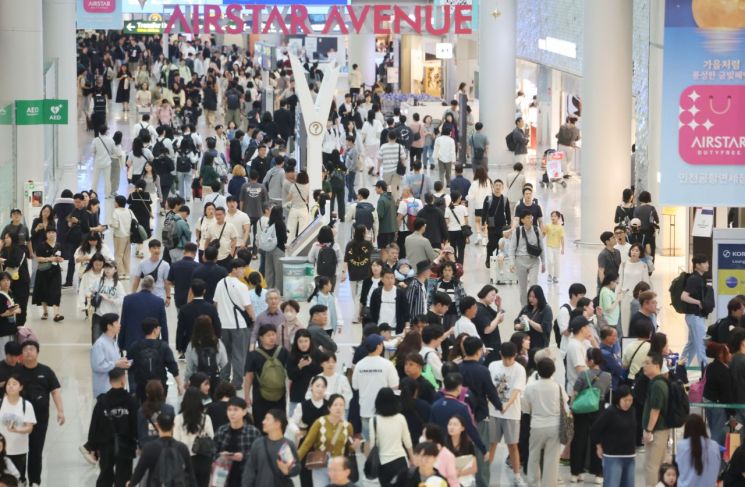 3일 인천국제공항 제1여객터미널 면세구역이 여행객들로 붐비고 있다. 연합뉴스