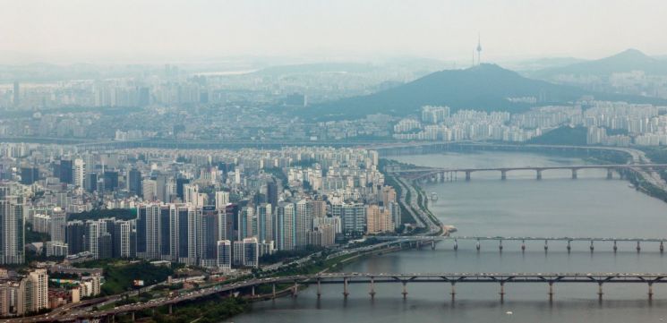 서울 송파구 롯데월드타워 전망대 서울스카이에서 바라본 서울 시내 아파트 단지. 연합뉴스